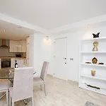 R02 Luxury In With Pool And Garden