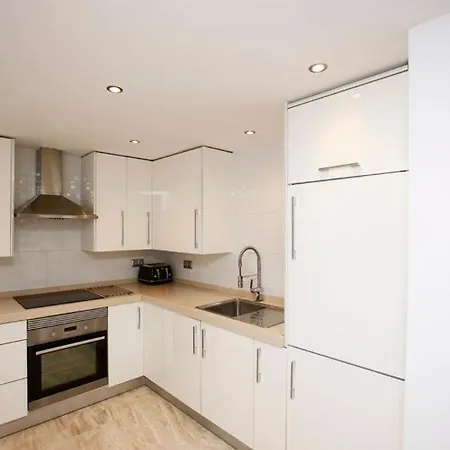 R02 Luxury In With Pool And Garden Apartment