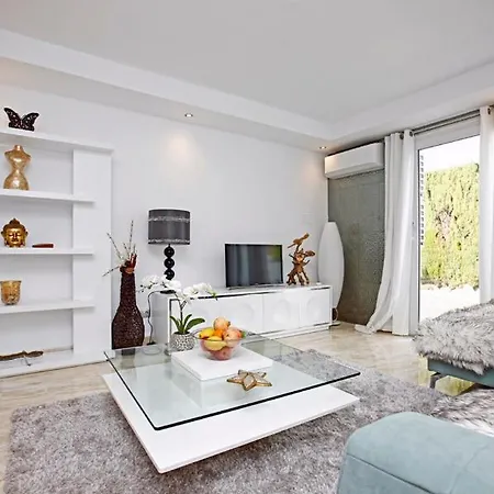 R02 Luxury In With Pool And Garden Lägenhet *