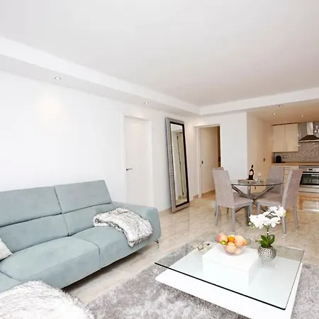 R02 Luxury In With Pool And Garden *
