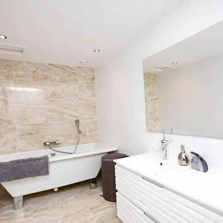 R02 Luxury In With Pool And Garden *