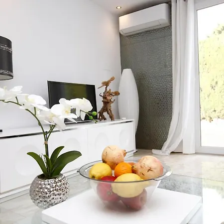 R02 Luxury In With Pool And Garden Lejlighed *
