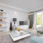 R02 Luxury In With Pool And Garden Apartament *